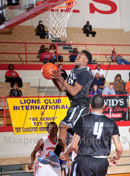 Thumbnail 3 in Seguin vs. Cedar Hill (Lions Club Tournament) photogallery.