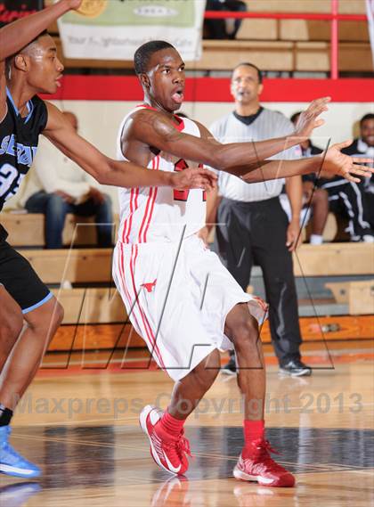 Thumbnail 3 in Seguin vs. Cedar Hill (Lions Club Tournament) photogallery.