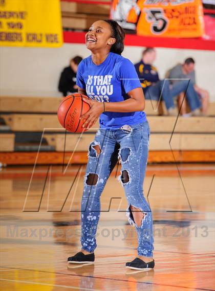 Thumbnail 2 in Seguin vs. Cedar Hill (Lions Club Tournament) photogallery.