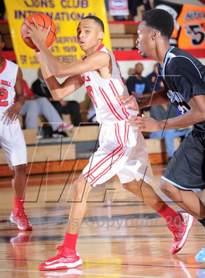 Thumbnail 3 in Seguin vs. Cedar Hill (Lions Club Tournament) photogallery.