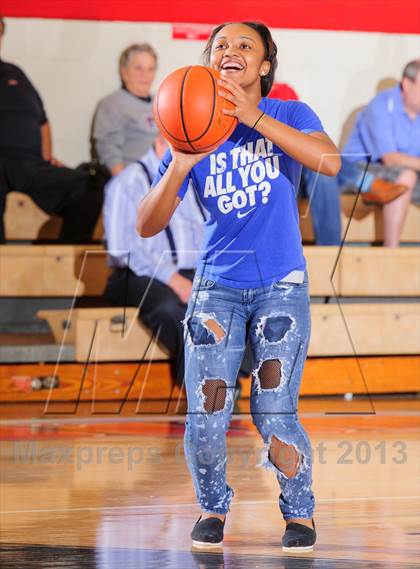 Thumbnail 1 in Seguin vs. Cedar Hill (Lions Club Tournament) photogallery.