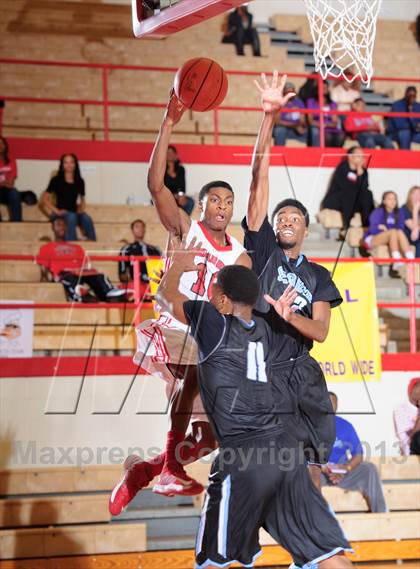 Thumbnail 2 in Seguin vs. Cedar Hill (Lions Club Tournament) photogallery.