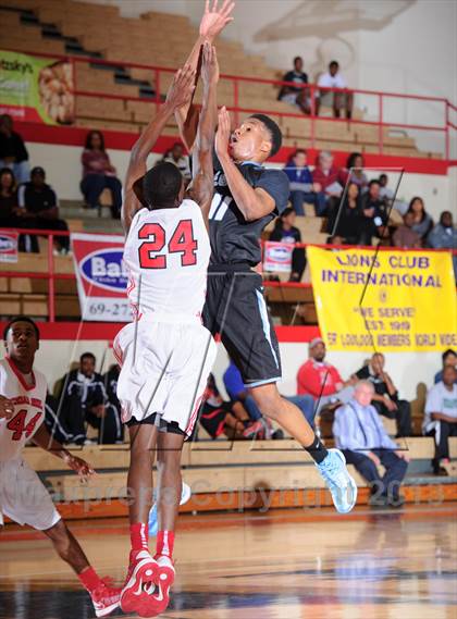 Thumbnail 3 in Seguin vs. Cedar Hill (Lions Club Tournament) photogallery.