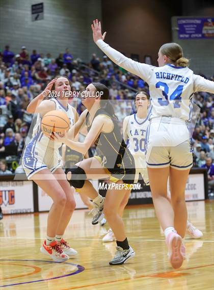 Thumbnail 2 in Emery vs. Richfield (UHSAA 3A Final) photogallery.