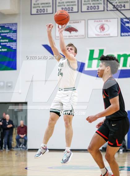 Thumbnail 3 in Raytown South vs. Lafayette (MSHSAA Class 4 Quarterfinal) photogallery.