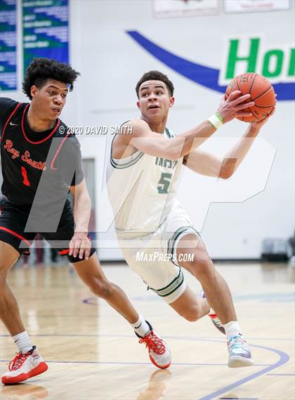 Thumbnail 1 in Raytown South vs. Lafayette (MSHSAA Class 4 Quarterfinal) photogallery.