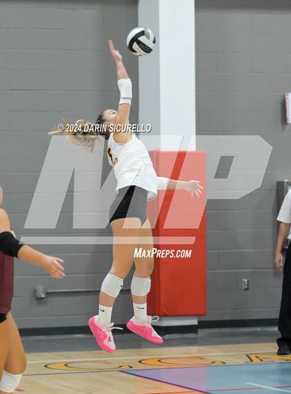 Thumbnail 2 in Norco vs. White River (Nike TOC Southwest) photogallery.