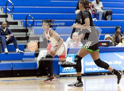 Thumbnail 1 in Pattonville vs Alton (SWIC SHOWDOWN) photogallery.