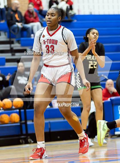 Thumbnail 1 in Pattonville vs Alton (SWIC SHOWDOWN) photogallery.