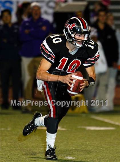 Thumbnail 3 in Hart vs. Valencia photogallery.