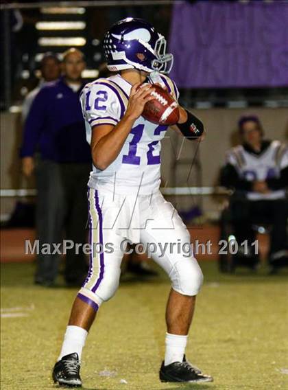 Thumbnail 2 in Hart vs. Valencia photogallery.