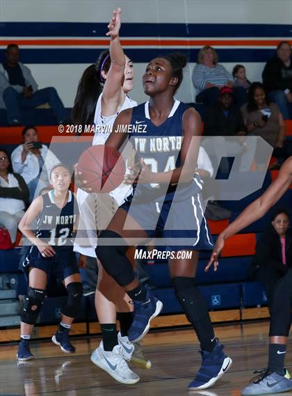 Thumbnail 2 in Valencia vs. JW North photogallery.