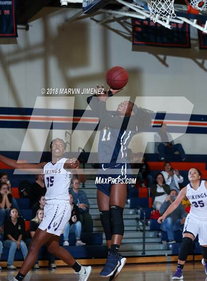Thumbnail 3 in Valencia vs. JW North photogallery.