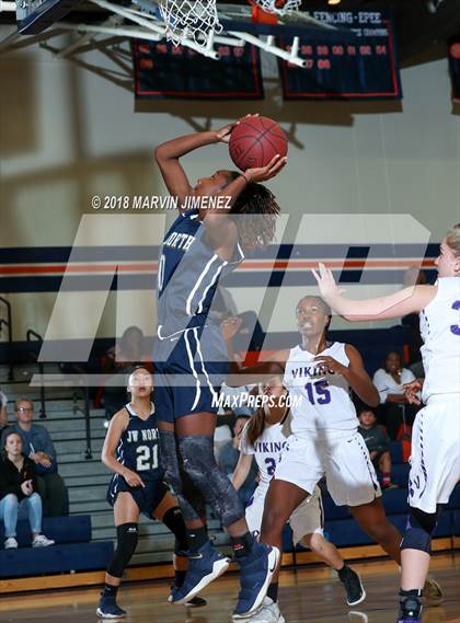 Thumbnail 2 in Valencia vs. JW North photogallery.