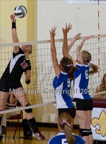 Thumbnail 2 in Waldron vs Edinburgh (IHSAA Volleyball Sectionals) photogallery.