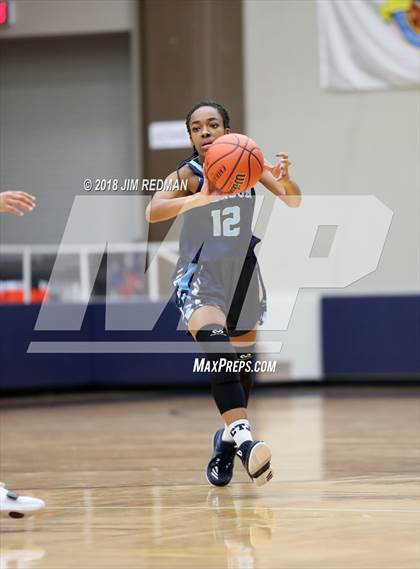 Thumbnail 2 in Johnson vs. Klein Oak (McDonald's Texas Invitational) photogallery.