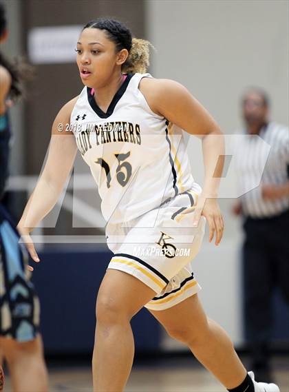 Thumbnail 2 in Johnson vs. Klein Oak (McDonald's Texas Invitational) photogallery.