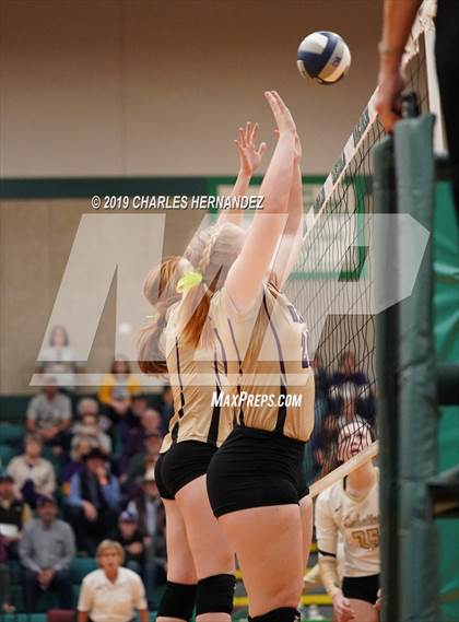 Thumbnail 3 in D'Hanis vs. Round Top-Carmine (UIL 1A Regional Semifinal) photogallery.