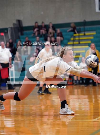 Thumbnail 3 in D'Hanis vs. Round Top-Carmine (UIL 1A Regional Semifinal) photogallery.