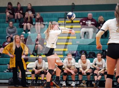 Thumbnail 3 in D'Hanis vs. Round Top-Carmine (UIL 1A Regional Semifinal) photogallery.