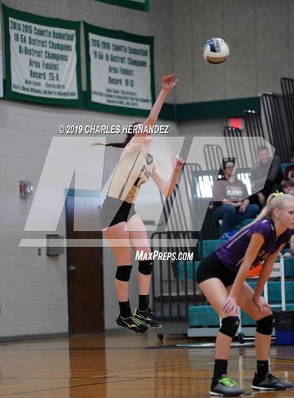 Thumbnail 3 in D'Hanis vs. Round Top-Carmine (UIL 1A Regional Semifinal) photogallery.