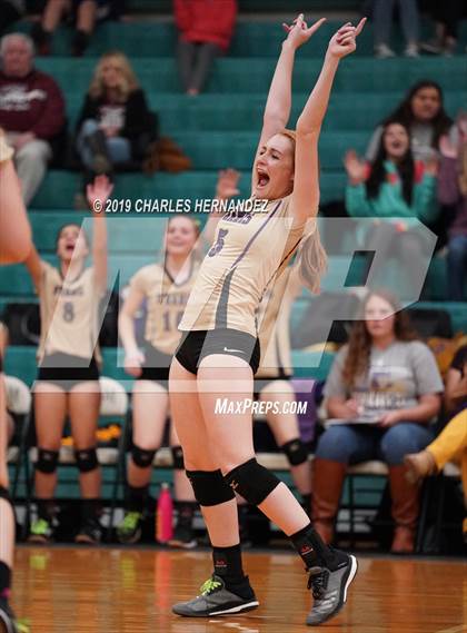 Thumbnail 2 in D'Hanis vs. Round Top-Carmine (UIL 1A Regional Semifinal) photogallery.