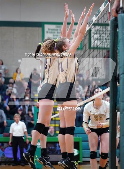 Thumbnail 2 in D'Hanis vs. Round Top-Carmine (UIL 1A Regional Semifinal) photogallery.
