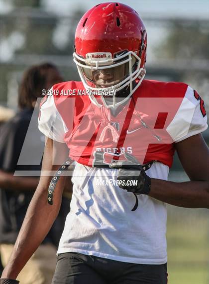 Thumbnail 3 in Springstead vs. Dunnellon (Spring Scrimmage) photogallery.