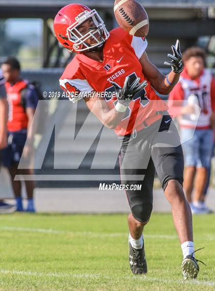 Thumbnail 3 in Springstead vs. Dunnellon (Spring Scrimmage) photogallery.