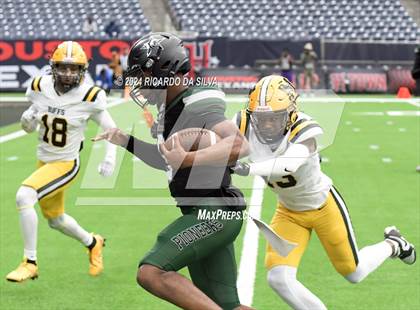 Thumbnail 2 in Fort Bend Marshall vs. Iowa Colony (UIL 5A Football Division II Semi-Regional) photogallery.