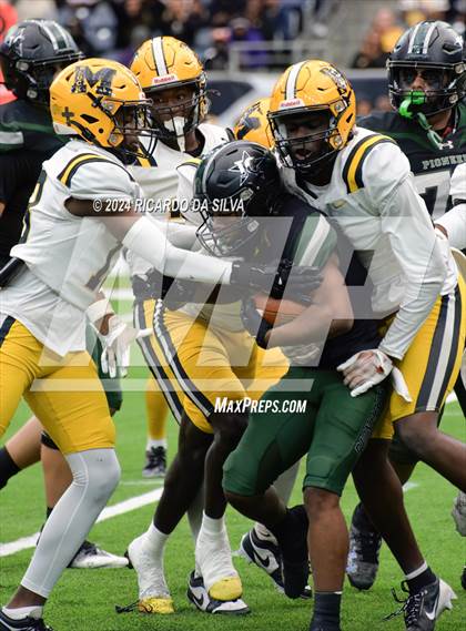 Thumbnail 2 in Fort Bend Marshall vs. Iowa Colony (UIL 5A Football Division II Semi-Regional) photogallery.