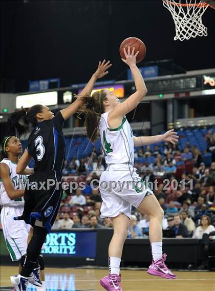 Thumbnail 1 in Rialto vs. St. Mary's (CIF State D2 Final) photogallery.