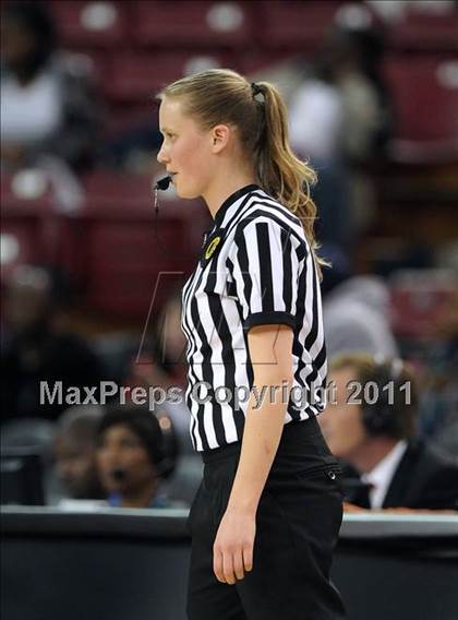 Thumbnail 1 in Rialto vs. St. Mary's (CIF State D2 Final) photogallery.