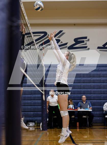 Thumbnail 2 in Snake River vs Sugar-Salem (3A State Tournament) photogallery.