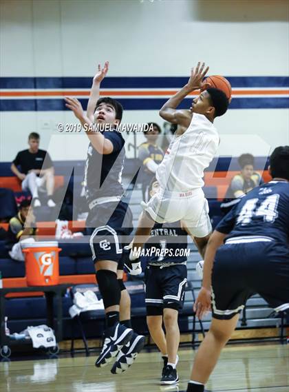 Thumbnail 3 in Chaminade vs. Central Catholic (Marianist Classic) photogallery.