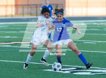 Thumbnail 3 in Gonzales vs La Vernia (UIL 4A Bi-District Playoffs) photogallery.