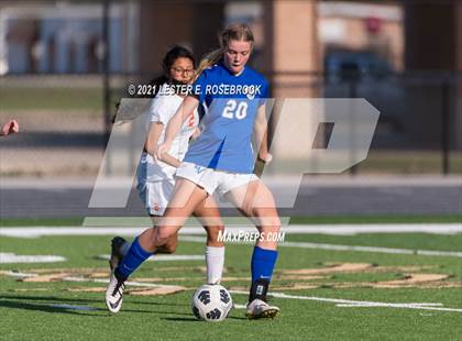 Thumbnail 3 in Gonzales vs La Vernia (UIL 4A Bi-District Playoffs) photogallery.