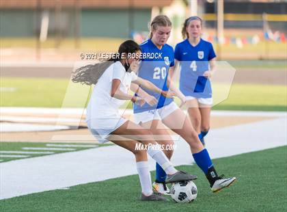 Thumbnail 2 in Gonzales vs La Vernia (UIL 4A Bi-District Playoffs) photogallery.