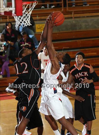 Thumbnail 2 in McClymonds vs. Leuzinger (MaxPreps Holiday Classic) photogallery.