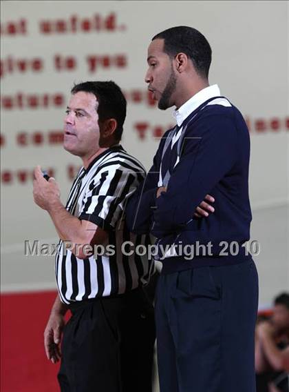 Thumbnail 3 in McClymonds vs. Leuzinger (MaxPreps Holiday Classic) photogallery.