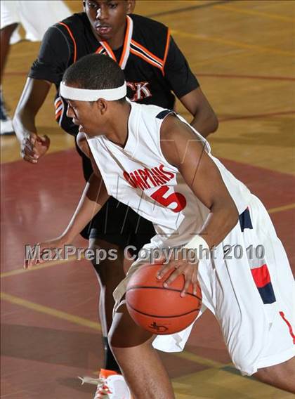 Thumbnail 1 in McClymonds vs. Leuzinger (MaxPreps Holiday Classic) photogallery.