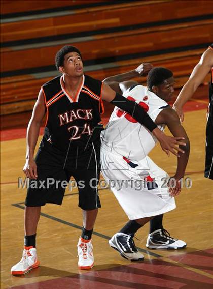 Thumbnail 2 in McClymonds vs. Leuzinger (MaxPreps Holiday Classic) photogallery.