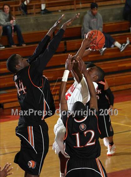 Thumbnail 1 in McClymonds vs. Leuzinger (MaxPreps Holiday Classic) photogallery.