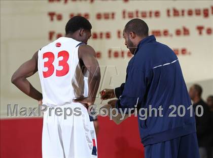 Thumbnail 1 in McClymonds vs. Leuzinger (MaxPreps Holiday Classic) photogallery.