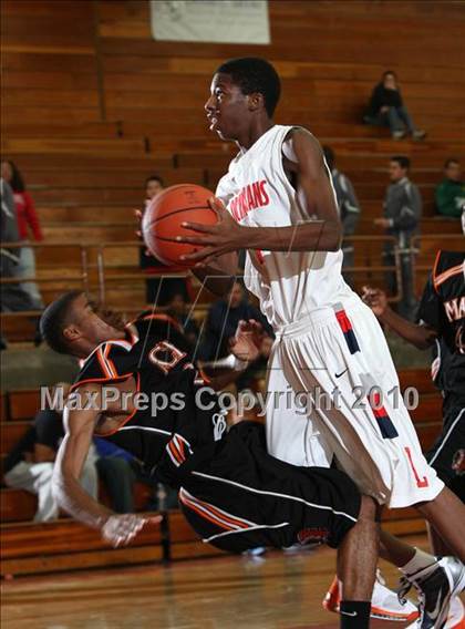 Thumbnail 1 in McClymonds vs. Leuzinger (MaxPreps Holiday Classic) photogallery.