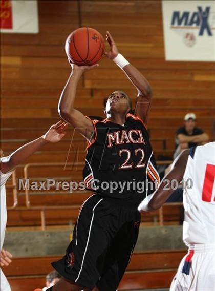 Thumbnail 2 in McClymonds vs. Leuzinger (MaxPreps Holiday Classic) photogallery.