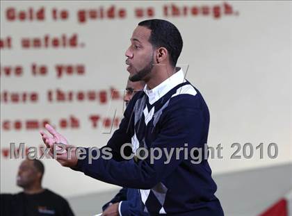 Thumbnail 2 in McClymonds vs. Leuzinger (MaxPreps Holiday Classic) photogallery.