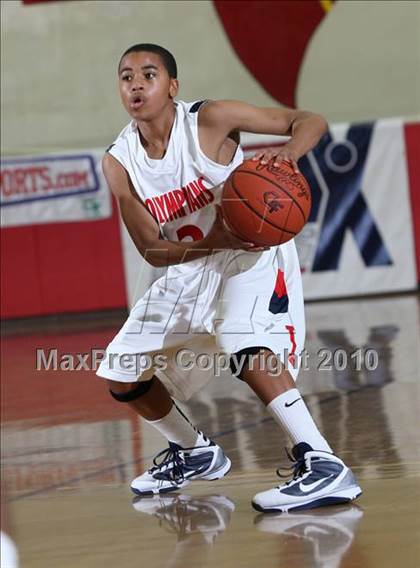 Thumbnail 1 in McClymonds vs. Leuzinger (MaxPreps Holiday Classic) photogallery.