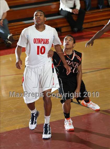 Thumbnail 2 in McClymonds vs. Leuzinger (MaxPreps Holiday Classic) photogallery.