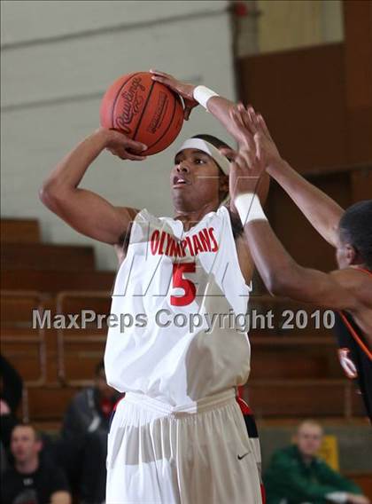 Thumbnail 2 in McClymonds vs. Leuzinger (MaxPreps Holiday Classic) photogallery.